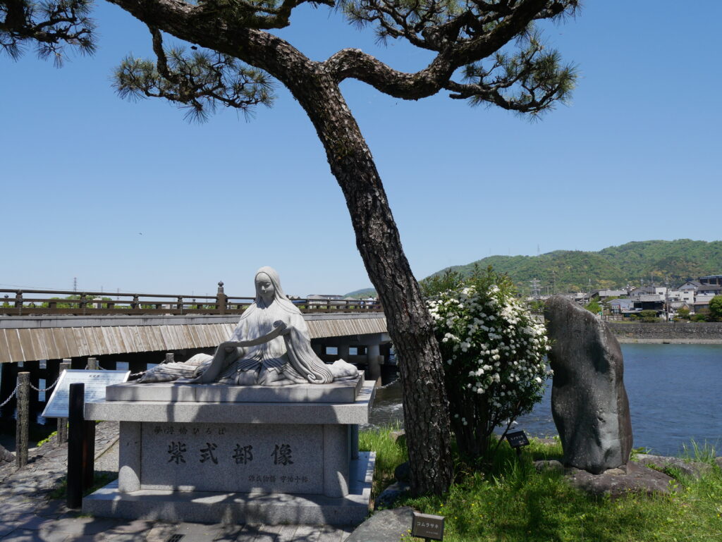 紫式部像　京都宇治川